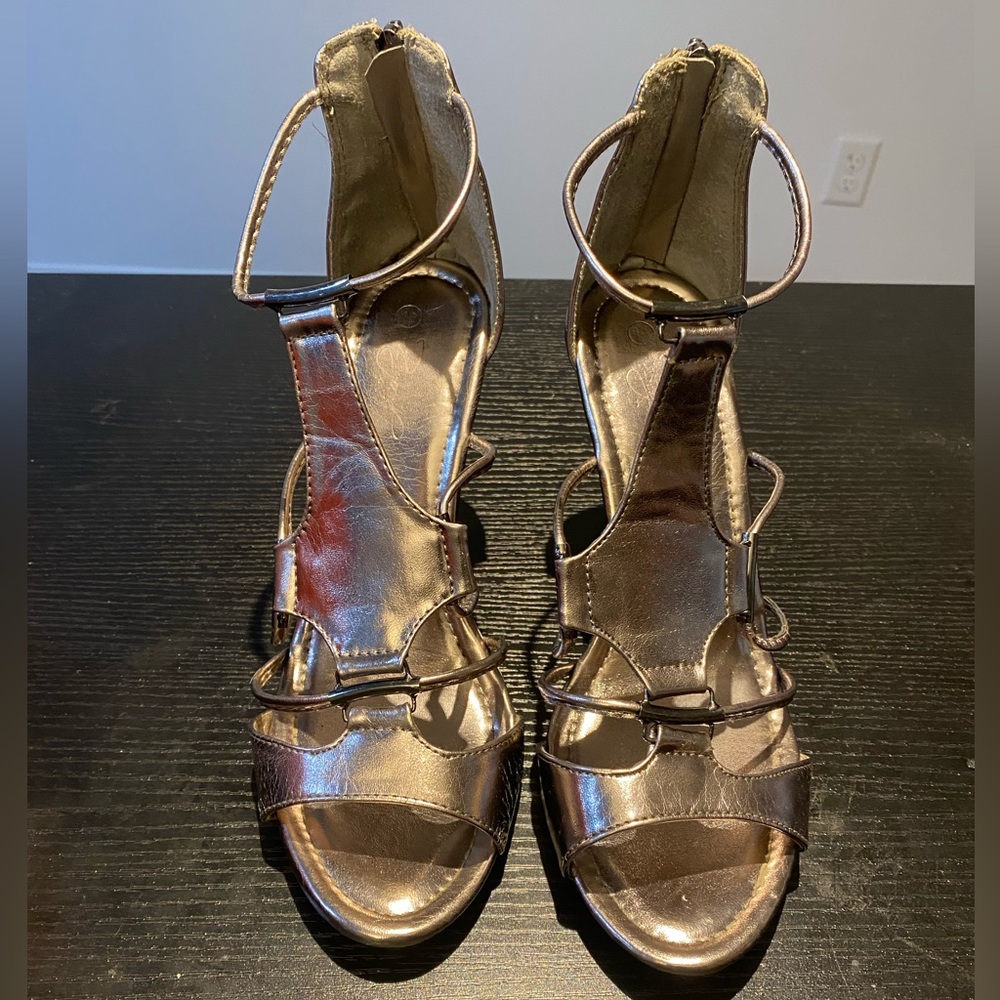 Comfy heel sandal